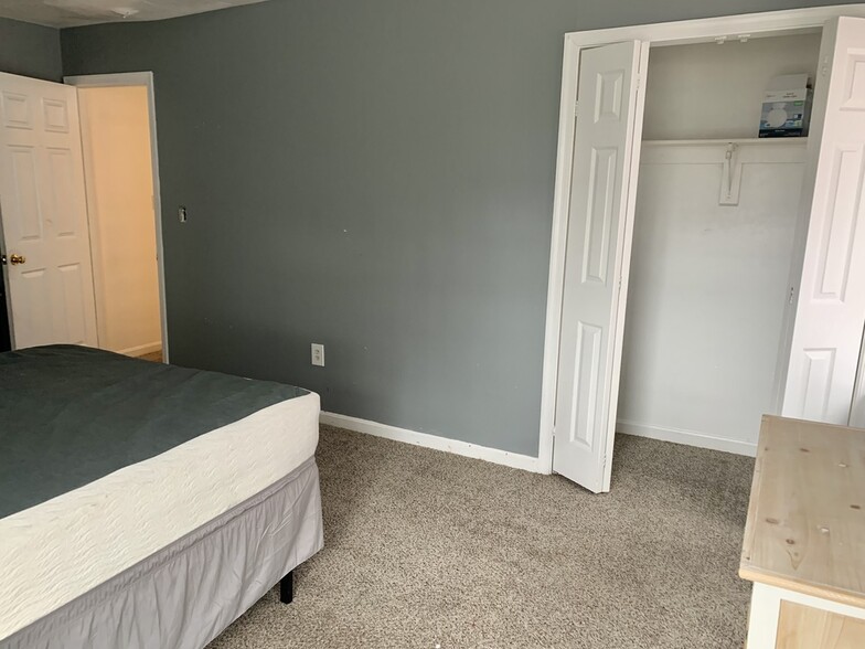 Large bedroom - 509 Mosher St