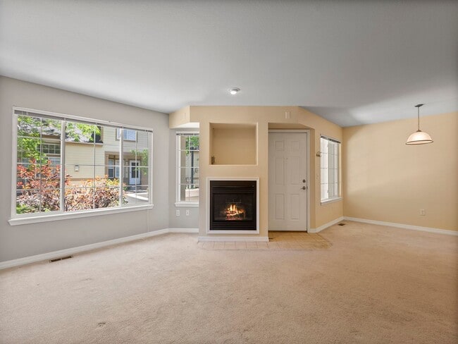 Building Photo - Beautiful 2 Bed 2.5 Bath Townhouse in SE F...