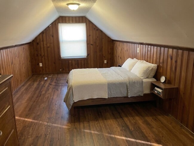 Building Photo - Spacious 3-bedroom, 1 bathroom Brick Home in Schulze