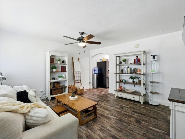Building Photo - 823 Sequoia Dr