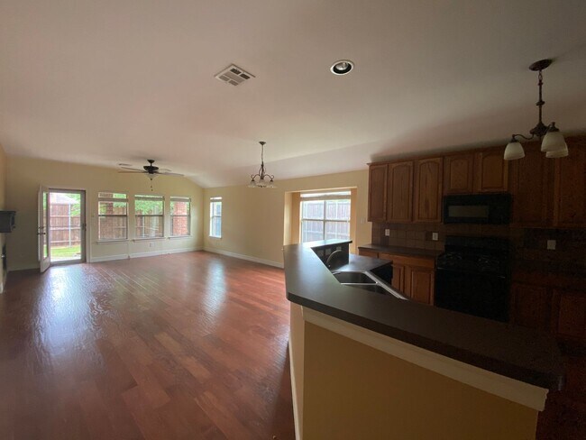 Building Photo - Great location, nice community! Won't last...