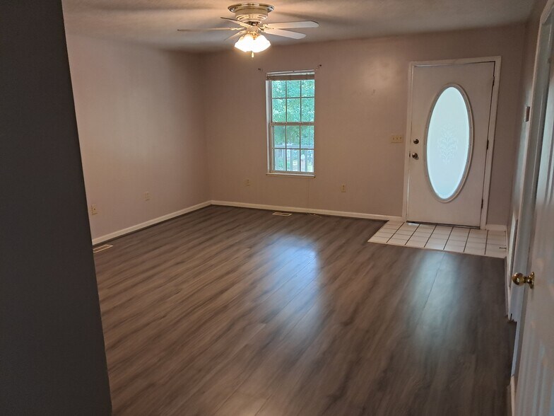 Building Photo - 121 Oak Dr