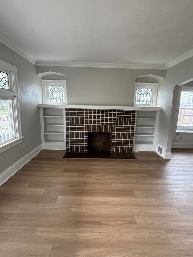 Building Photo - 5 Bedroom on Cleveland's East Side