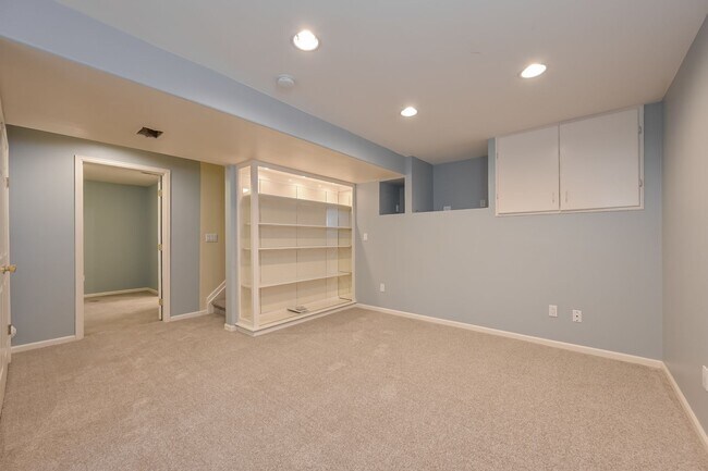 Building Photo - Spacious 4 Bed/ 3.5 Bath Home with Finishe...