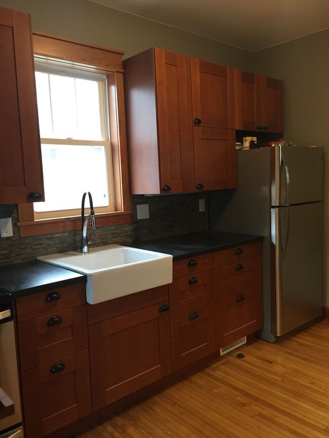 Building Photo - 1414 1/2 Jefferson Street - Available June! - Income Restricted Unit