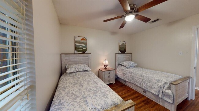 Building Photo - 810 Camellia Ct