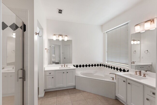 Building Photo - 2802 Briarbrook Ln
