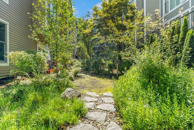 Building Photo - Riverplace Condominiums - 1 bed/1 bath cor...