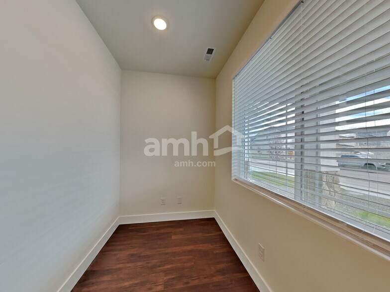 Building Photo - 9316 W Bowie St