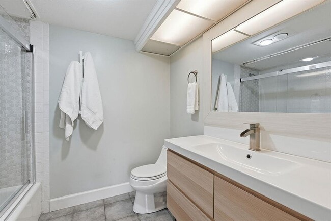 Building Photo - 112 World of Tennis Sq