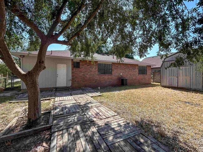 Building Photo - 107 St Pierre Ln