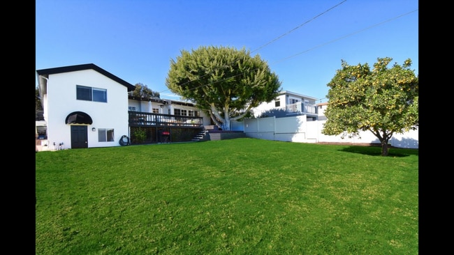 Building Photo - Beautiful single family home in Upper Holl...