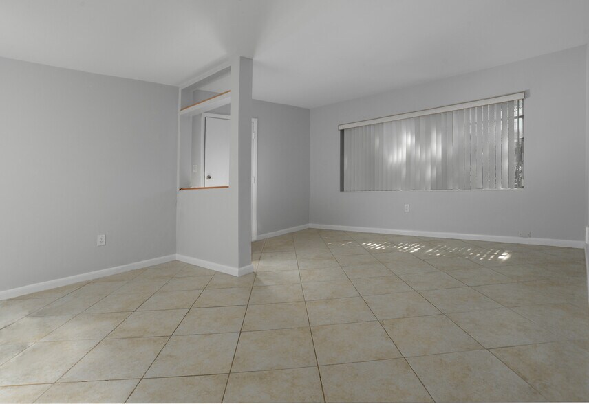 Building Photo - 1018 Park Dr