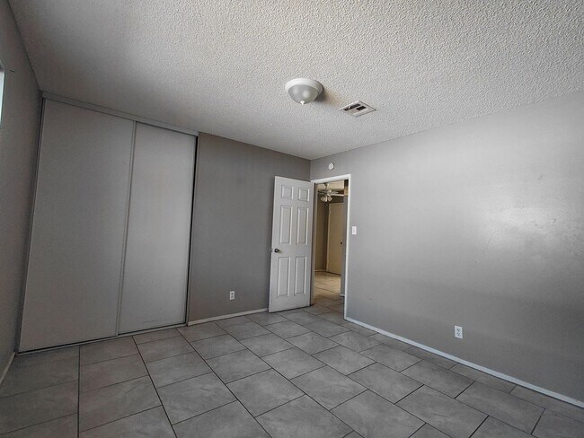 Building Photo - 111 Greenbriar Townhouse Way
