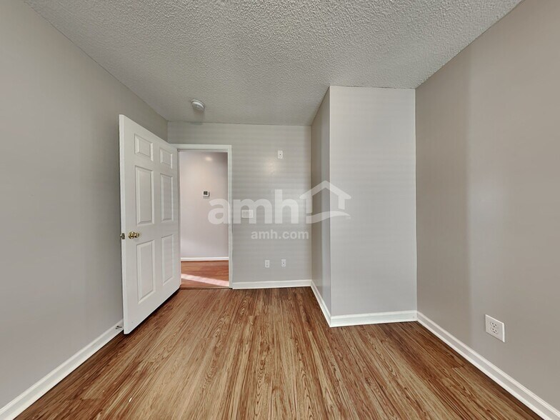 Building Photo - 240 Tigers Paw Dr