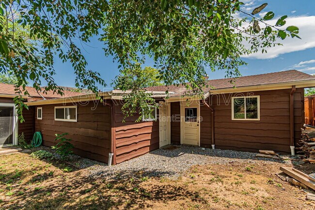 Building Photo - 400 Lily Ln