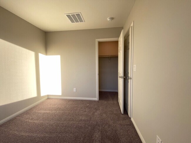 Building Photo - 4 BED 2.5 BATH 2 CAR GARAGE,  LARGE CORNER...
