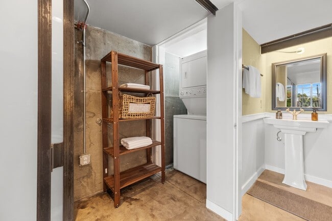 Building Photo - Spacious 2br loft with in-unit laundry and...