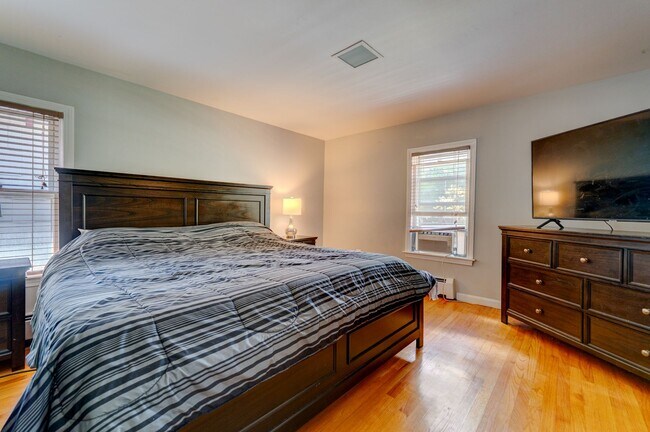 Building Photo - Charming East Rock Single Family