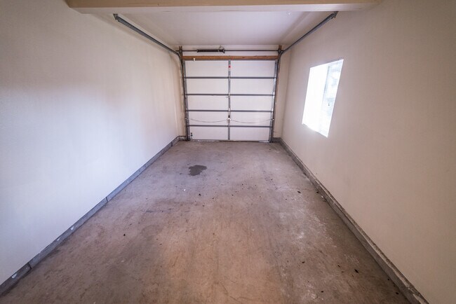 Building Photo - 2107 Yellowstone St