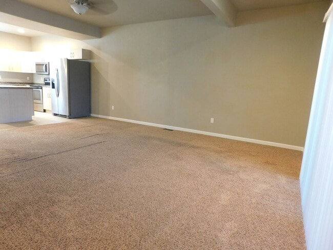 Building Photo - 3 Story Unit Close to Shopping