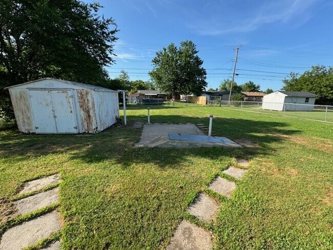 Building Photo - 2 bed, one bath in Norman with carport!