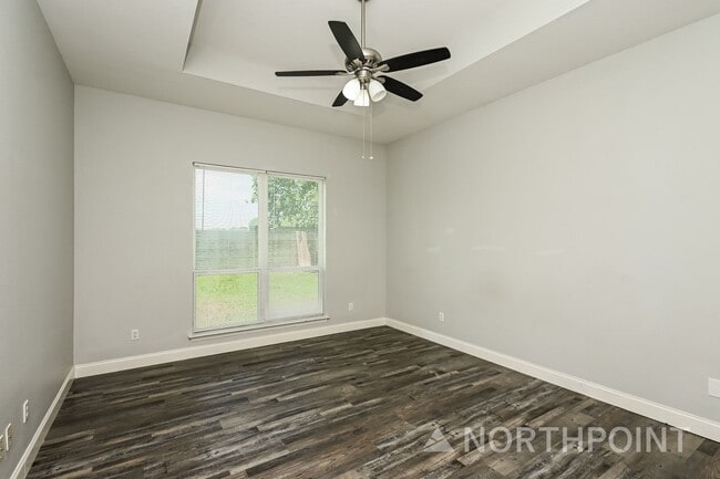 Building Photo - 3 BR/2BA & Den | Single Family Home | 2-Car Garage | Fenced backyard