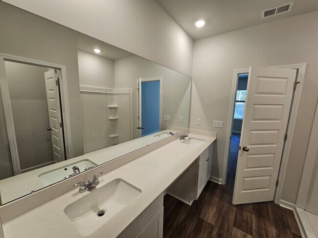 Building Photo - 5 Bedroom/ 2.5 Bath in Waterfall Village