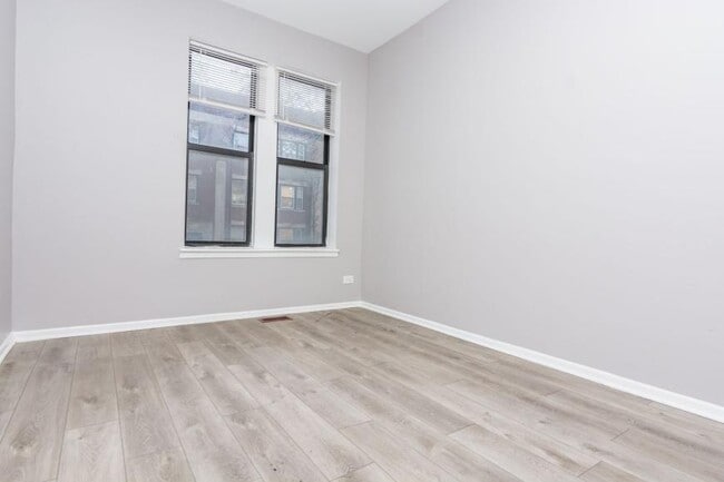 Building Photo - 2 bedroom in Chicago IL 60624