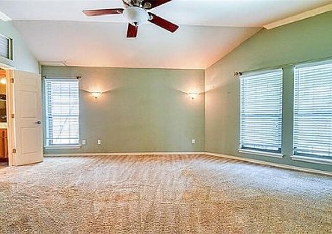 Building Photo - Gated Community! No Lawn Care!! Beautiful ...