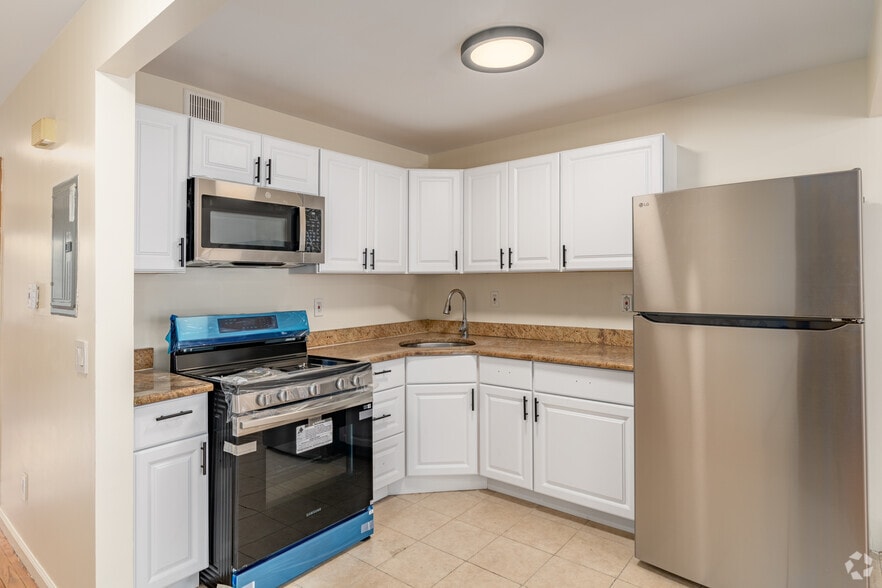 3BR, 1BA - 906SF - Kitchen - 7005 67th Pl