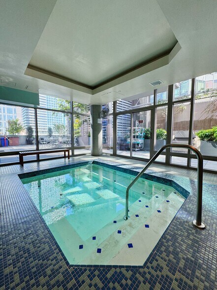 Jacuzzi - 2033 2nd Ave