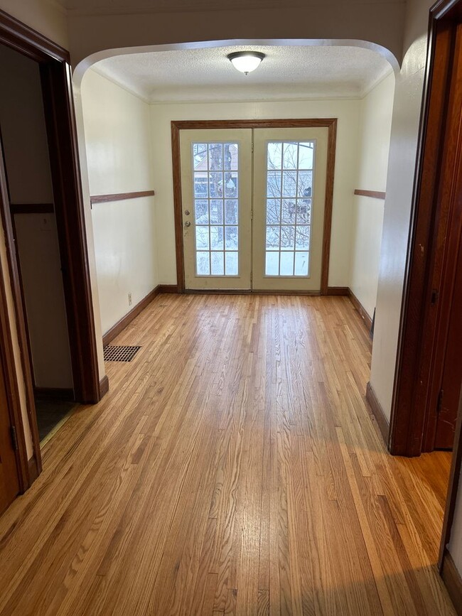 Building Photo - Spacious 3 bedroom 2 bathroom single famil...