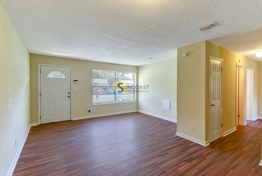 Building Photo - 7438 Jade Dr N