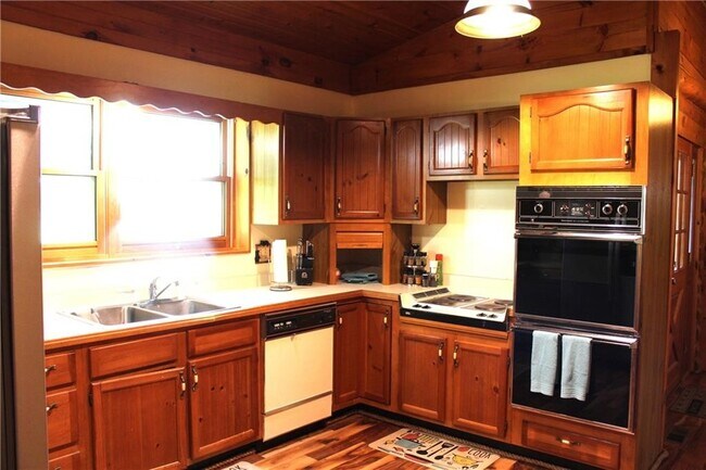 Building Photo - 10329 Briar Hill Rd