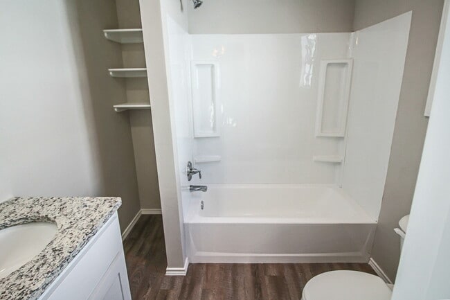 Building Photo - Remodeled 2 bedroom 2 bath