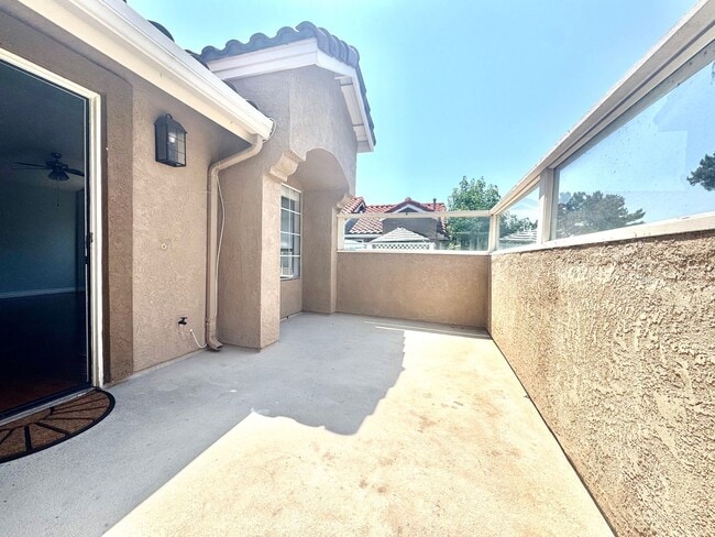 Primary Photo - 2 Bed, 2 Bath Upper End Unit in Beautiful ...
