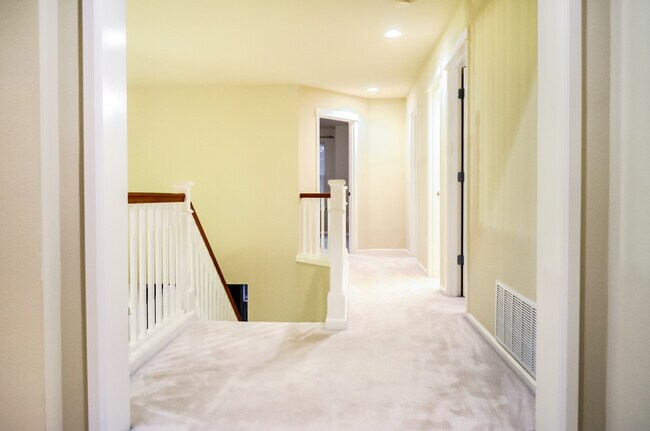 Building Photo - Modern 2-story in Sweetbrier. Private lot ...