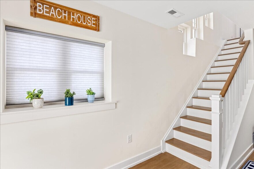 Building Photo - 1 N Austin Ave