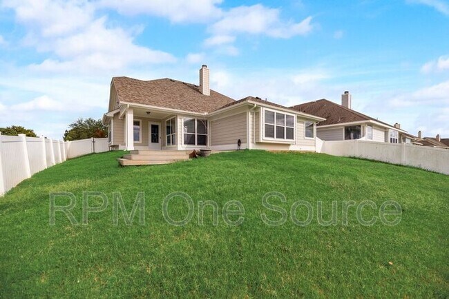 Building Photo - 300 Creekside Dr