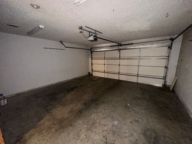 Building Photo - 3/2/2 Located of Washington and Hillside