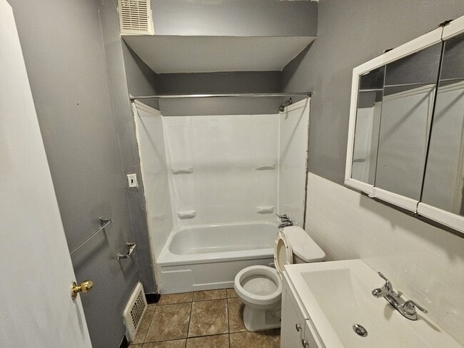 Building Photo - 4915 E 109th St