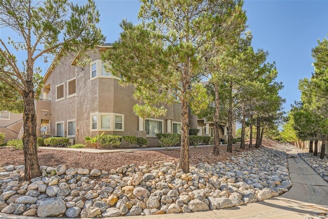 Building Photo - Elegant 2-Bedroom Condo in Gated Community with Pool and Spa