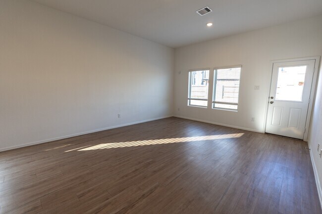 Building Photo - 27006 Breakaway Ln