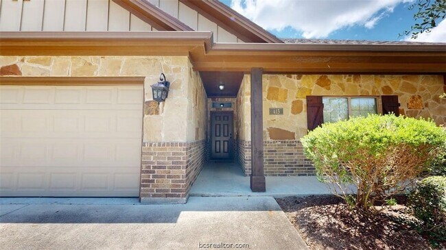 Building Photo - 413 Hayes Ln