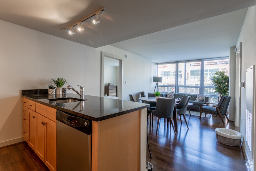 2 BR, 2 BA - 910 SF - 3333 Wisconsin