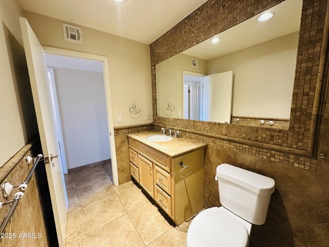 Building Photo - 3839 E Sunnyside Dr