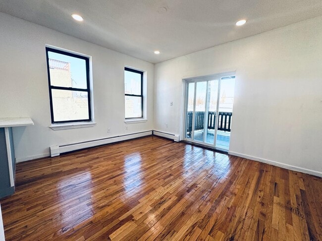 Building Photo - 336 4th St