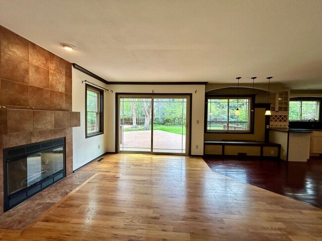 Building Photo - Beautiful 5 Bedroom Home with Large Private Yard