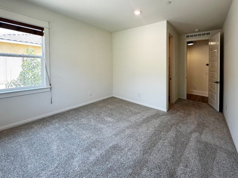 Building Photo - 20850 Barn Rd